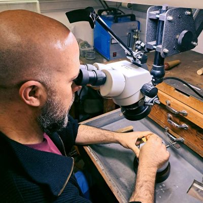 Encastat amb microscopi | Monogràfic